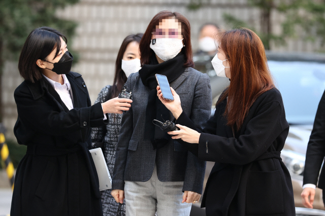 자녀 입시비리와 사모펀드 의혹 등으로 기소된 조국 전 법무부 장관의 부인 정경심 동양대 교수가 5일 서울 서초구 서울중앙지법에서 열린 1심 결심공판에 출석하고 있다. /연합뉴스