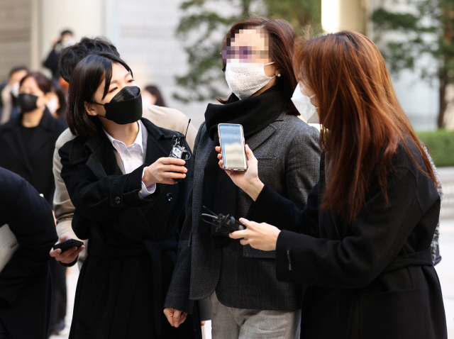 자녀 입시비리와 사모펀드 투자 의혹 등으로 기소된 조국 전 법무부 장관의 배우자 정경심 동양대 교수가 5일 오전 서초구 서울중앙지법에서 열린 1심 결심 공판에 출석하고 있다./연합뉴스