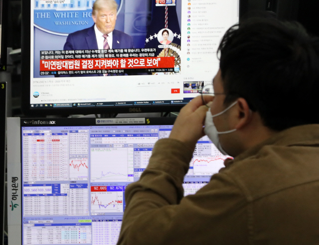 6일 서울 명동 하나은행 본점에서 직원들이 미국 대선 관련 뉴스를 지켜보며 증시를 모니터하고 있다. /연합뉴스