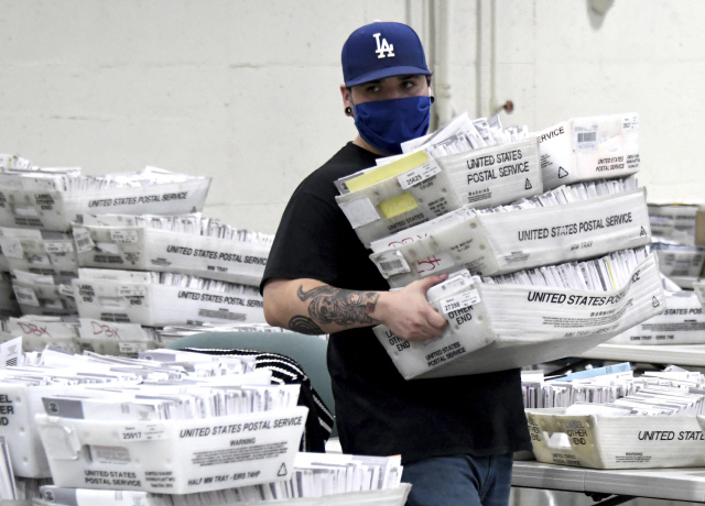 미 캘리포니아에서 5일(현지시간) 한 근로자가 선거 마감일까지 발송된 투표용지를 운반하고 있다./AP=연합뉴스