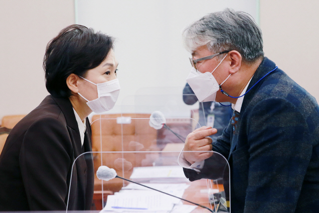 김현미(왼쪽) 국토교통부 장관과 조응천 국회 국토교통위원회 민주당 간사가 6일 서울 여의도 국회에서 열린 국토교통위원회 전체회의에서 대화를 나누고 있다. /연합뉴스