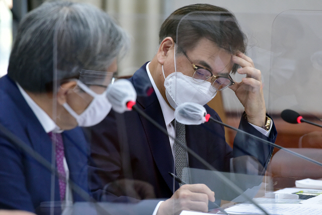 서훈(오른쪽 첫번째) 청와대 국가안보실장이 지난 4일 국회에서 열린 운영위원회의의 대통령비서실ㆍ국가안보실ㆍ대통령경호처에 대한 국정감사에서 생각에 잠겨 있다./연합뉴스