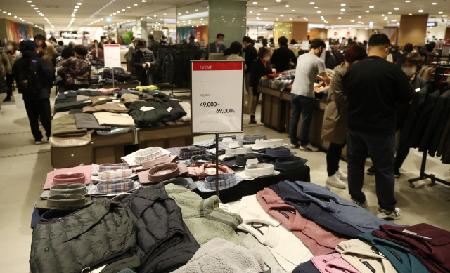 2020 코리아세일페스타가 개막한 지난 1일 서울 시내의 한 백화점에서 열린 ‘힘내요! 대한민국 코리아 패션마켓’을 찾은 시민들이 할인 상품을 살펴보고 있다. /연합뉴스