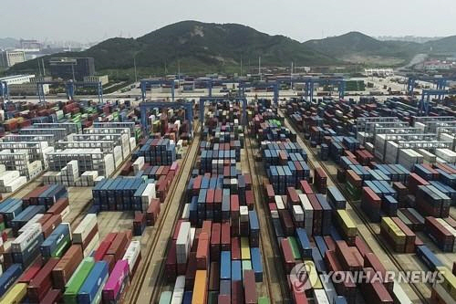 중국 산둥성 칭다오 무역항의 컨테이너./AP연합뉴스