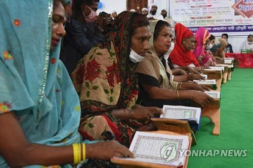 방글라데시 다카의 이슬람 종교학교에서 꾸란을 배우는 트랜스젠더./AFP연합뉴스