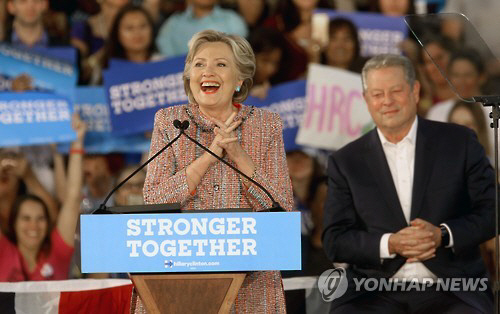 2016년 미국 마이애미에서 대통령 선거 유세에 나선 힐러리 클린턴(왼쪽)과 앨 고어. /연합뉴스