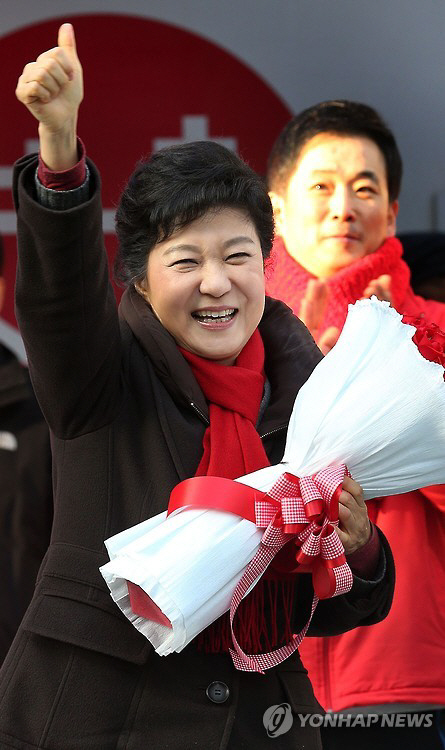 2012년 12월 대통령 선거를 앞두고 거리 유세를 하는 박근혜 당시 새누리당 후보. /연합뉴스