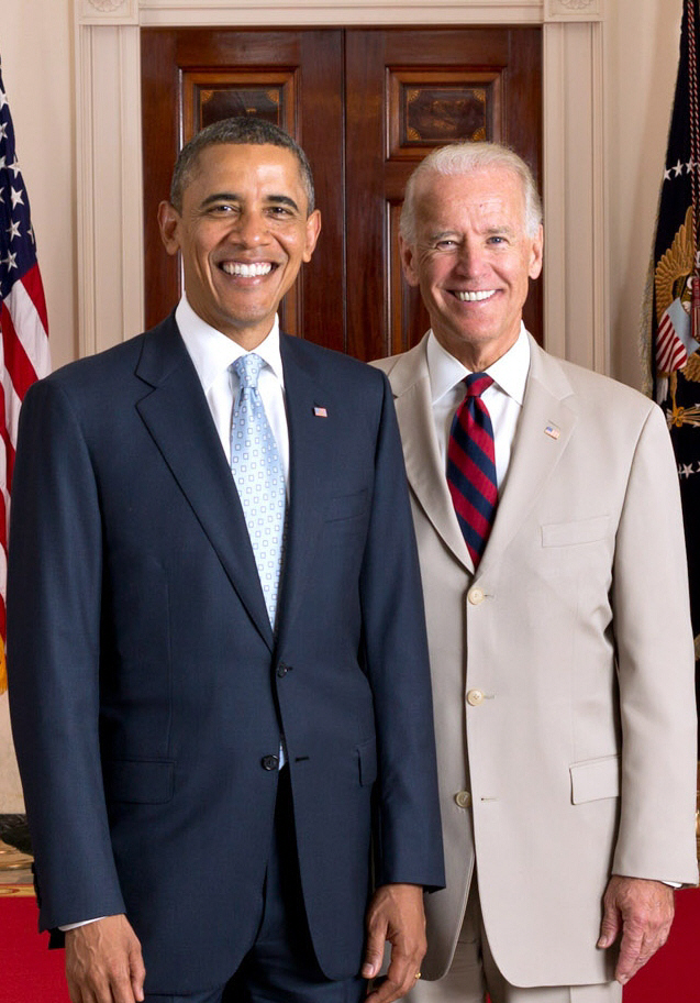 2012년 백악관에서 함께 사진 촬영을 한 버락 오바마 전 미국 대통령과 조 바이든 전 부통령.