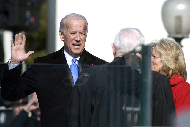 2009년 1월 20일 조 바이든이 존 폴 스티븐슨 대법관 주관으로 부통령 취임선서를 하고 있다.