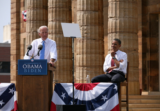 2008년 8월 23일 오후(현지시간) 미국 일리노이주 스프링필드에서 버락 오바마 당시 미국 대선 후보가 자신의 러닝메이트로 지명한 조 바이든과 공개석상에 처음 모습을 보이며 공동 유세를 벌이고 있다.