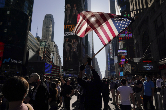 조 바이든 지지자들이 바이든의 미국 대선 승리가 확정되자 뉴욕 거리에서 환호하고 있다./AP연합뉴스