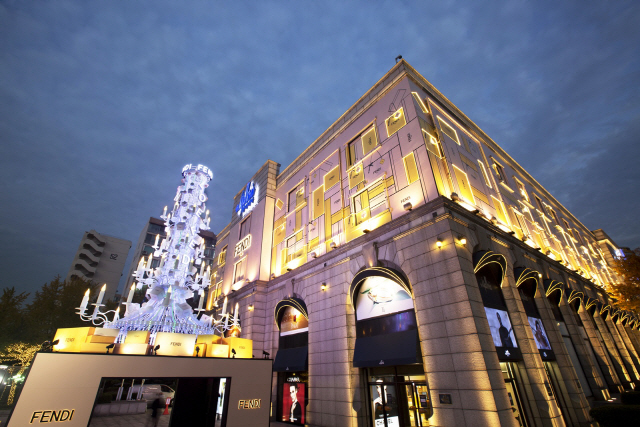 갤러리아백화점의 명품관 이스트 광장에 펜디와 함께 작업한 대형 샹들리에 크리스마스 트리가 설치됐다./사진제공=갤러리아백화점