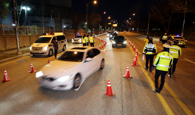 경찰관들이 음주운전자 단속을 하는 모습. /연합뉴스