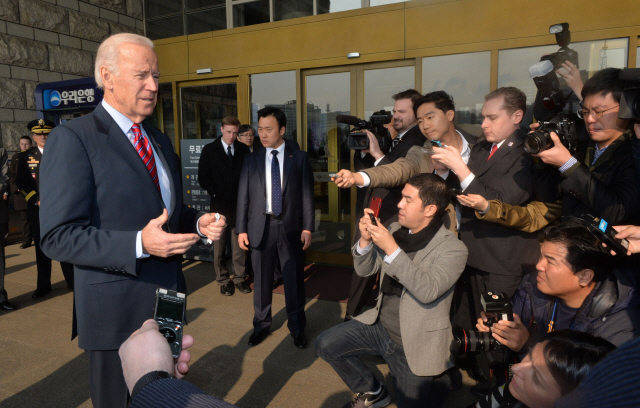지난 2013년 조 바이든 당선인(당시 부통령)이 서울 용산 전쟁기념관에서 전몰 미군장병에 헌화한 뒤 취재진과 만나고 있다. /연합뉴스