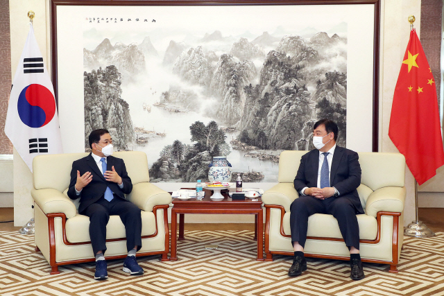 허성무(왼쪽) 창원시장과 싱하이밍 주한중국대사가 지난 달 20일 주한중국대사관에서 ‘2020 한·세계화상 비즈니스 위크’와 관련해 대화를 나누고 있다. /사진제공=창원시