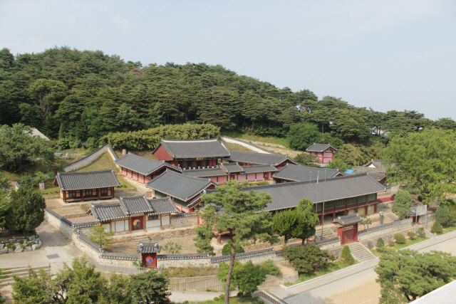 강릉향교 전경.