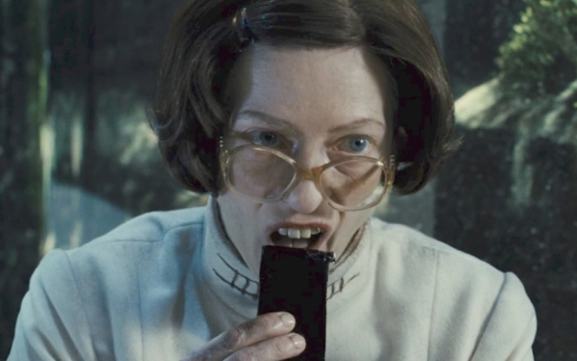 영화 설국열차(2013)에서 바퀴벌레로 만든 '프로틴 블록'을 먹고 있는 틸다 스윈튼