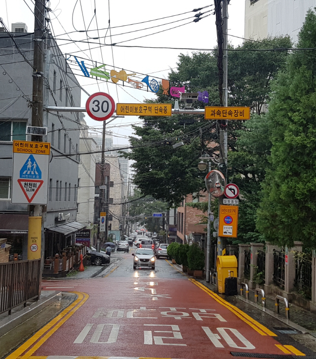 서울 서초구 신중초등학교 인근 스쿨존에 과속단속카메라가 설치돼 있다./사진제공=서초구