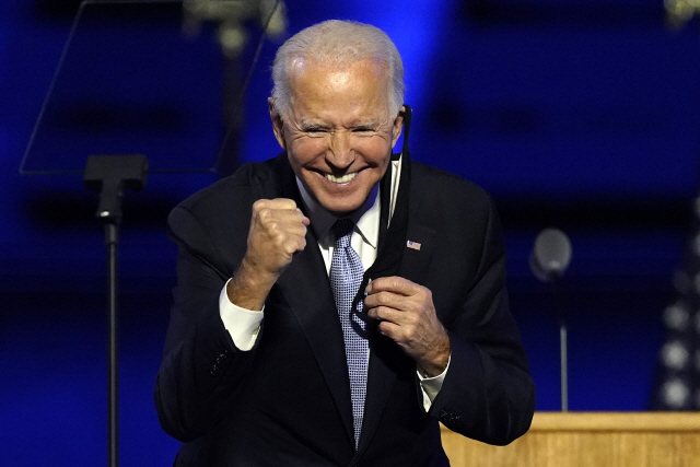 조 바이든 미국 대통령 당선인이 7일(현지시간) 델라웨어주 윌밍턴에서 열린 당선 축하 행사에서 지지자들을 향해 오른쪽 주먹을 쥐어보이며 활짝 웃고 있다.  /AP연합뉴스