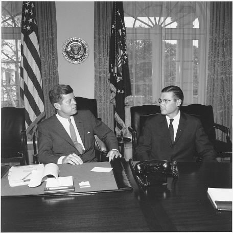 1962년 당시 국방장관으로 케네디 대통령과 마주앉은 맥나마라./위키미디어