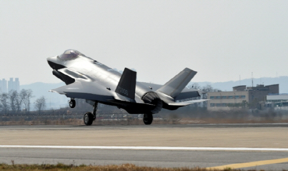 우리가 미국으로부터 구입한 스텔스 전투기 F-35A가 지난해 3월 청주 공군기지에 착륙하고 있다.     /사진제공=공군