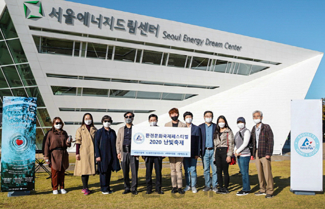 글로벌 식품 전처리 및 포장 전문 기업 테트라팩 코리아는 서울시와 체결한 '지역사회 참여 활성화와 기후변화 대응 협력을 위한 업무협약'의 일환으로 2020 난빛축제를 11월 22일까지 온택트 형태로 개최한다. '희망, 다함께'를 주제로 하는 다양한 콘텐츠는 난빛축제 공식 유튜브 채널을 통해 11월 9일부터 만나볼 수 있다. 테트라팩 코리아는 사람과 환경이 공존하는 난빛축제가 테트라팩의 지속가능성 가치와 맞닿아 있어 8년째 후원하고 있다. 지난달 서울 마포구에 위치한 서울에너지드림센터 앞에서 열린 '희망의 걸음' 행사에 참여한 난빛축제조직위원 및 테트라팩 임직원들이 기념사진을 찍고 있다./사진제공= 테트라팩 코리아