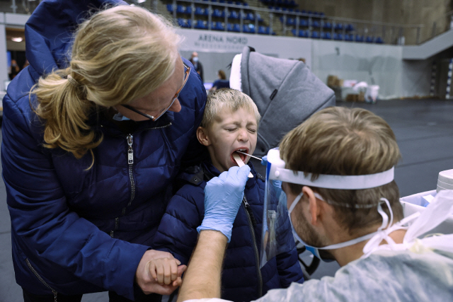 지난 7일(현지시간) 덴마크 윌란반도에서 한 아이가 코로나19 진단 검사를 받으며 얼굴을 찡그리고 있다./AP연합뉴스