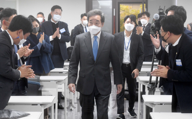 이낙연 더불어민주당 대표가 9일 서울 여의도 당사에서 열린 전국청년위원회 부위원장 임명장 수여식에서 참석자들의 박수를 받으며 입장하고 있다./권욱기자 2020.11.09