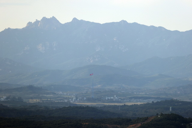 경기도 파주시 접경지역에서 바라본 서부전선 비무장지대(DMZ)에서 북한 기정동 마을의 인공기가 날리고 있다./연합뉴스