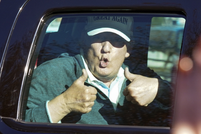 도널드 트럼프 미국 대통령이 8일(현지시간) 버지니아주 스털링에 있는 ‘트럼프 내셔널 골프장’에서 골프를 치고 떠나면서 지지자들을 향해 두 엄지손가락을 치켜세우고 있다. /AP=연합뉴스