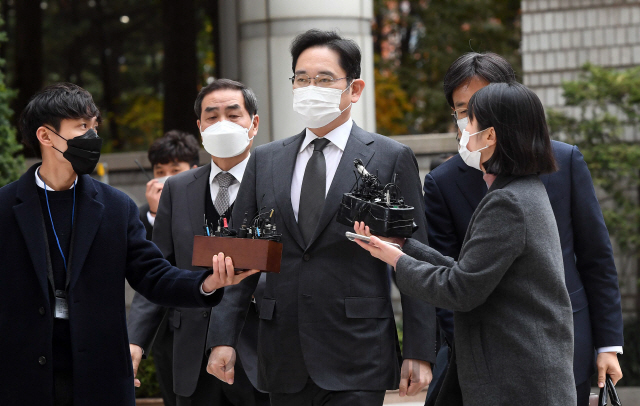 이재용 삼성전자 부회장이 9일 서초동 서울고등법원에서 열리는 '국정농단' 사건 파기환송심 재판에 출석하고 있다./이호재기자. 2020.11.09