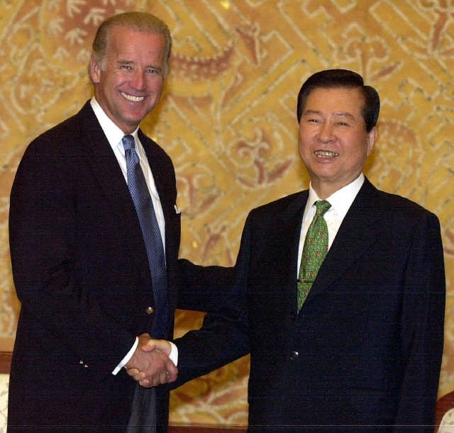 조 바이든 미국 대통령 당선인이 미 상원 외교위원장 시절인 2001년 8월 방한, 청와대에서 당시 김대중 대통령과 만나 악수하고 있다. 두 사람은 서로에 대한 존경과 친밀감의 의미로 넥타이를 교환해 눈길을 끌기도 했다./연합뉴스
