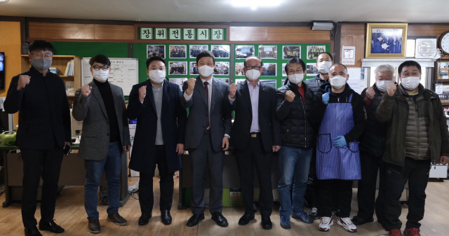 김디모데 목사를 포함한 개신교인들이 9일 오전 서울 성북구 장위시장 상인들을 방문해 성금을 전달한 뒤 기념 사진을 촬영하고 있다./김 목사 제공