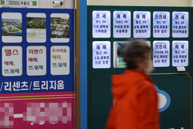 8일 서울의 한 부동산중개업소에 매물 관련 정보가 붙어 있다./연합뉴스