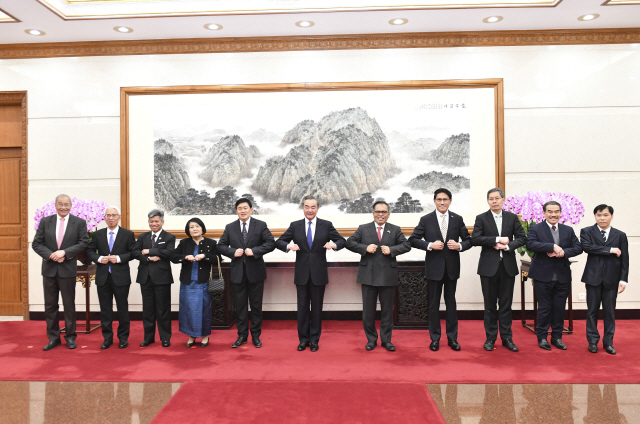 왕이(왼쪽 여섯번째) 중국 외교부장이 8일 베이징에서 아세안 대사들을 만나 기념촬영하고 있다.  /신화연합뉴스