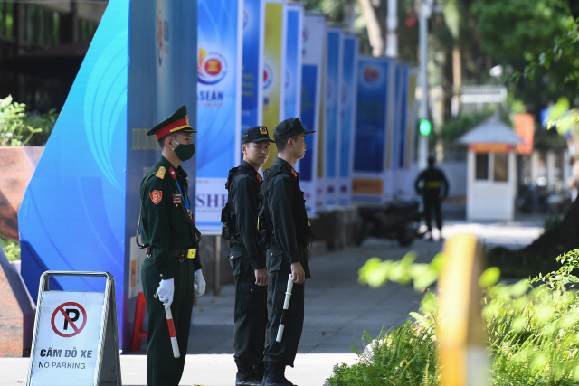 베트남 하노이의 국제컨벤션센터 외부에 9일(현지시간) 경비 병력이 서 있다. 제37회 아세안 정상회의가 이곳에서 12일 온라인으로 열린다. /AFP연합뉴스