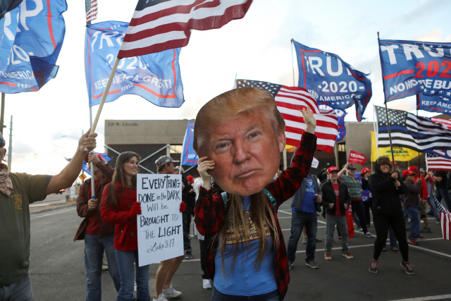도널드 트럼프 미국 대통령 지지자들이 8일(현지시간) 애리조나주의 피닉스에서 대선 결과 불복 시위를 벌이고 있다. /로이터연합뉴스