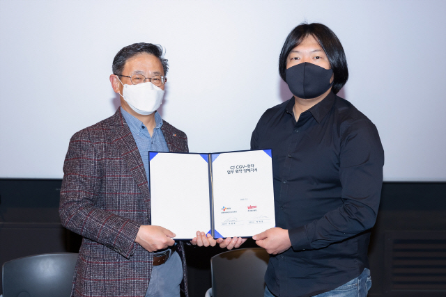 최병환 CJ CGV 대표와 박태훈 왓챠 대표가 9일 서울 CGV용산아이파크몰점에서 업무 협약서에 서명한 후 기념 촬영을 하고 있다./사진제공=CGV
