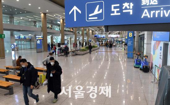 코로나19 사태로 해외여행객이 급감하면서 인천국제공항 입국장이 썰렁하다./서울경제DB