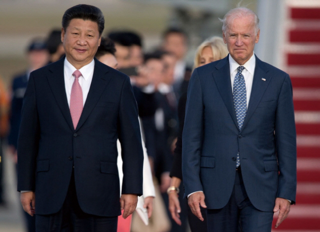 조 바이든(오른쪽) 미국 대통령 당선인이 지난 2015년 9월 부통령을 지냈을 당시 미국 워싱턴DC에서 국빈 방문한 시진핑 중국 국가주석을 영접하고 있다. /미 국무부 제공