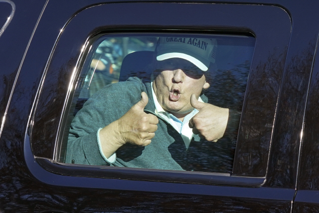 8일(현지시간) 골프장으로 향하는 도널드 트럼프 대통령이 자신의 지지자들에게 엄지손가락을 들어보이고 있다. /AP연합뉴스