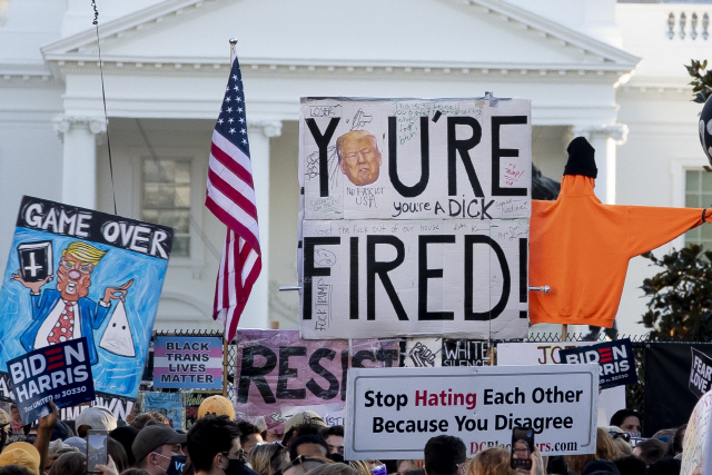 지난 7일(현지시간) 미국 워싱턴DC의 백악관 앞에서 시위대가 ‘당신은 해고야(You’re fired)‘라고 적힌 팻말을 들고 있다. ’당신은 해고야‘는 과거 트럼프가 리얼리티쇼 ’어프렌티스‘를 통해 유행시킨 말이기도 하다. /EPA연합뉴스