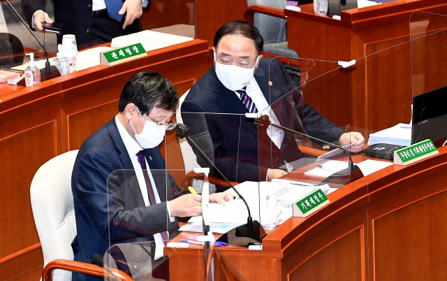 홍남기 국가채무비율 급등해도 '감당할 수준'