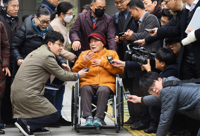 지난달 서울 서초구 대법원 대법정 앞에서 일제 강제징용 피해자 및 가족들이 미쓰비시 중공업 상대로 낸 손해배상청구 청구소송 상고심에서 승소한 뒤 기자회견을 하고 있다./송은석기자