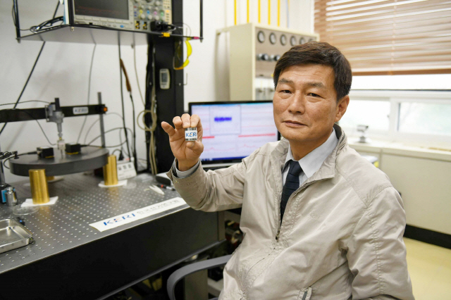 연구 책임자인 김인성 박사가 KERI가 개발한 센서를 설명하고 있다. /사진제공=한국전기연구원