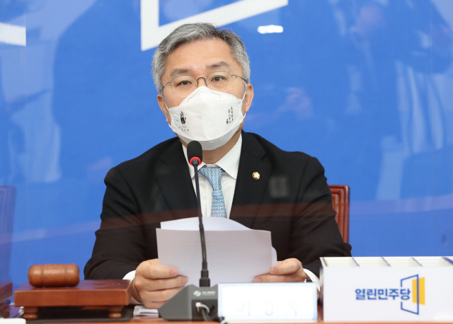 열린민주당 최강욱 대표가 지난 9일 국회에서 열린 최고위원회의에서 발언하고 있다. /연합뉴스