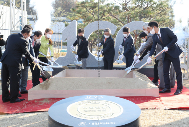 10일 충북 진천군 진천선수촌에서 열린 대한민국 체육 100년 기념 타임캡슐 매설식에서 이기흥(왼쪽 여섯번째) 대한체육회장을 비롯한 관계자들이 타임캡슐에 묻기 위해 시삽을 하고 있다./연합뉴스