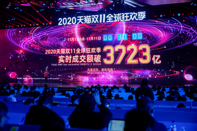 11일 알리바바의 항저우 본사 미디어 상황판에 0시30분 현재 3,723억위안이 판매됐다는 숫자가 적혀있다. /로이터연합뉴스