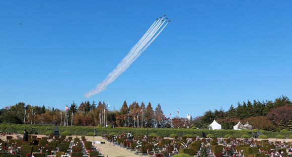 공군 특수비행팀인 블랙이글스가 지난 10일 부산 남구 유엔기념공원에서 추모비행을 하고 있다.    /부산=연합뉴스