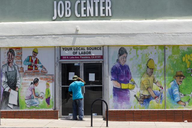 미국 캘리포니아에서 한 남성이 굳게 잠긴 직업센터 안을 들여다보고 있다. /AP연합뉴스